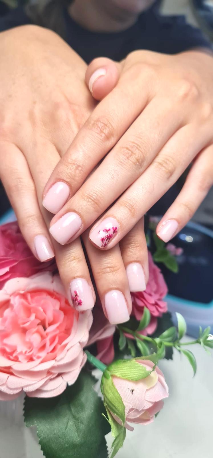 Manichiură cu model floral, Erato Beauty